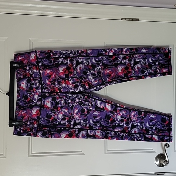 CVG ~ Constantly Varied Gear Toxic Skulls Capri Large - Picture 1 of 4